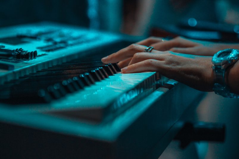 hands playing keyboard